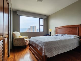 Amplio Apartamento en zona 10 en Alquiler - Image 17