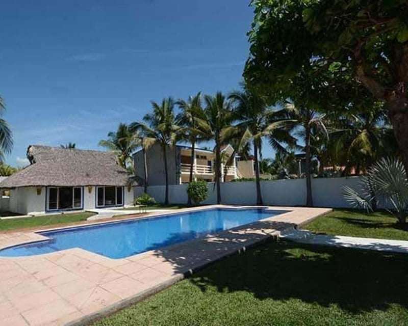 Villa  en ALQUILER para 20 personas en Playa Monterrico desde Q5,000, Villa #5
