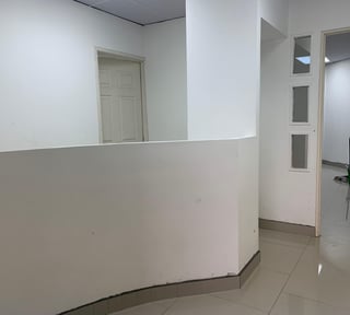 OFICINA DE 97 M2 EN EDIFICIO MURANO CENTER ZONA 10 - Miniatura 3