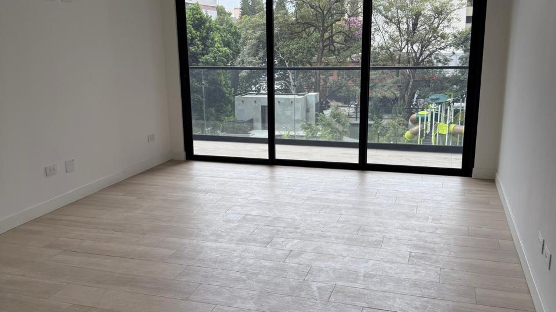 EDIFICIO FERRE DIEZ  ZONA 10 RENTA NUEVO APARTAMENTO AMUEBLADO  - Miniatura 8