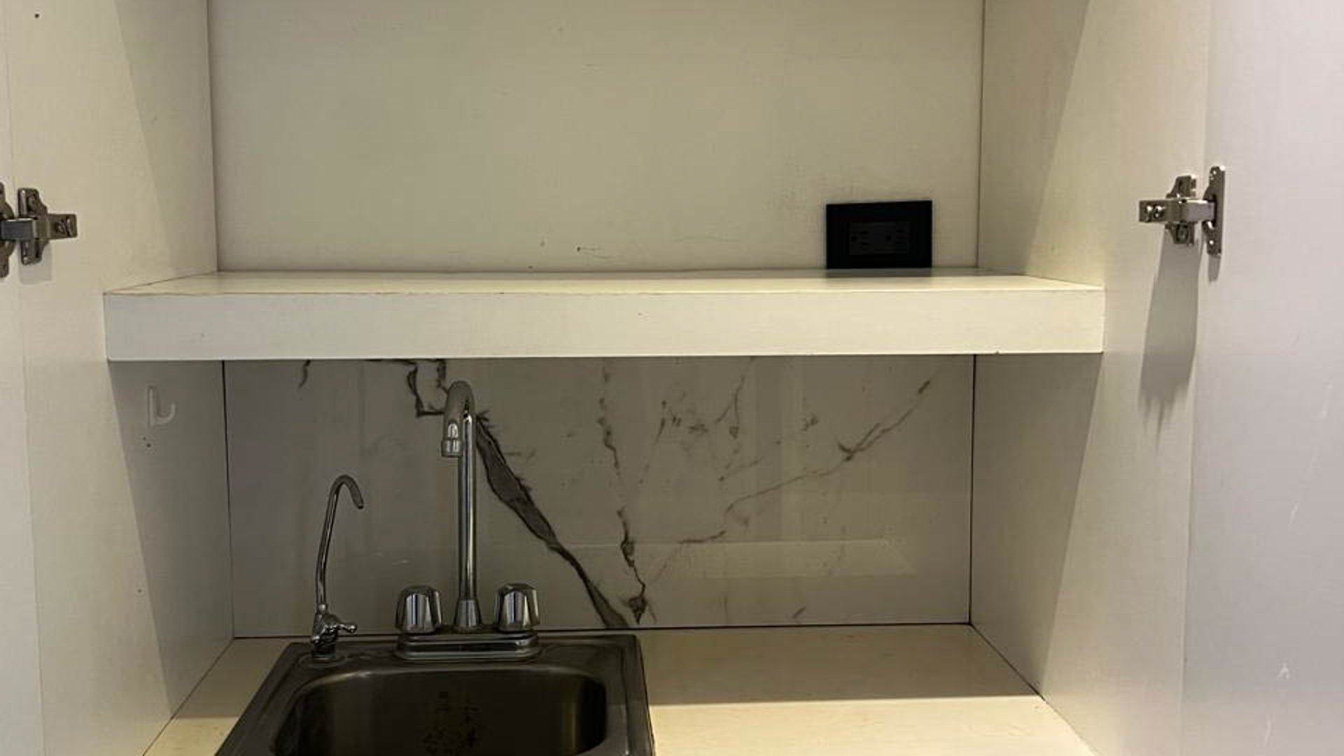 MUNDO INMOBILIARIO RENTA CLINICA EN ZONA 10 - Miniatura 3