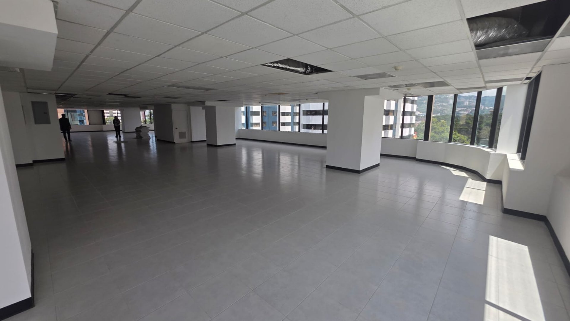 Oficina en renta - nivel medio - 955M2 en zona 14 Ref-5286 - Miniatura 6