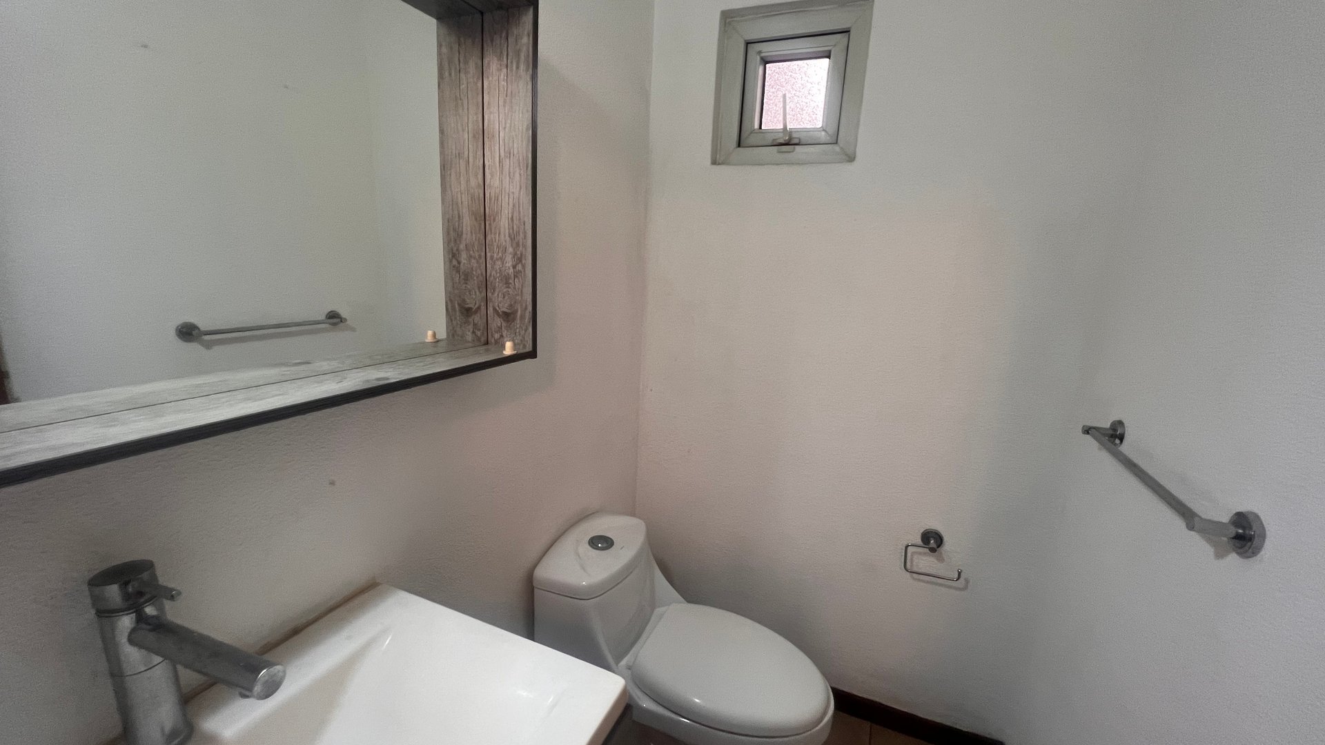 Lindo towhouse en renta Cantabria zona 13 - Miniatura 13