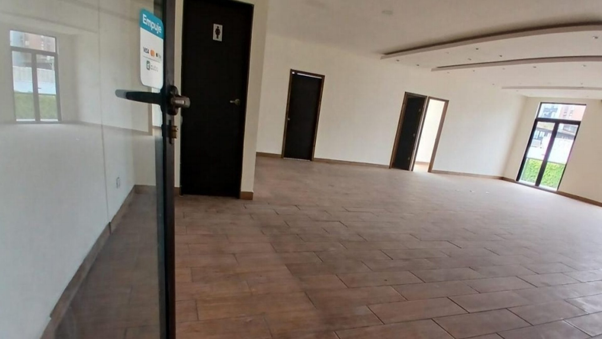 Local Comercial de 125 m² en Renta | Avenida Las Américas, Zona 13
