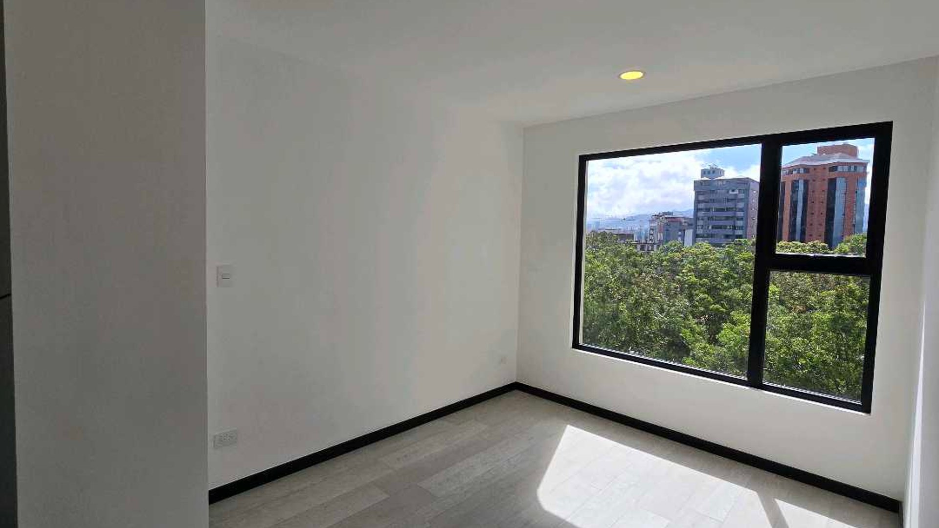 APARTAMENTO SEMIAMUEBLADO EN ALQUILER EN ZONA 13 - Miniatura 10
