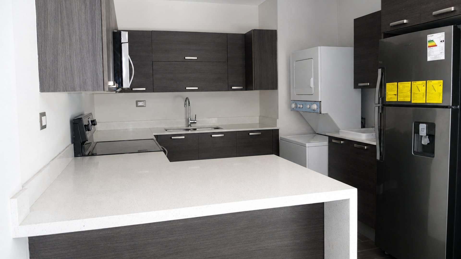 Rento apartamento de 1 habitación en zona 10 - Image 1