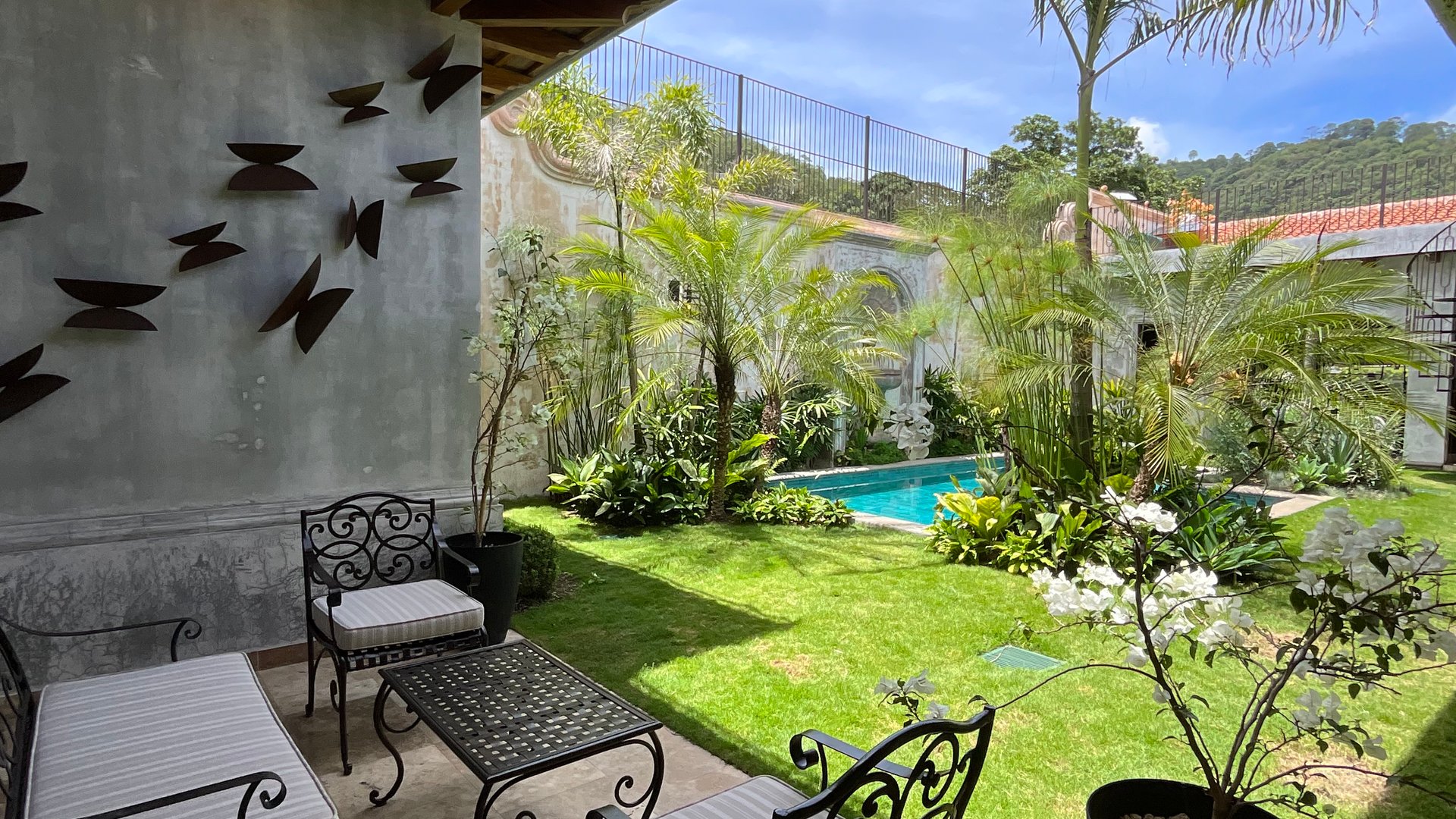 CASA EN VENTA EN EXCLUSIVO CONDOMINIO AL INGRESO DE ANTIGUA G - Image 1
