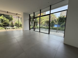 Lujoso Local Comercial con doble acceso - Image 3