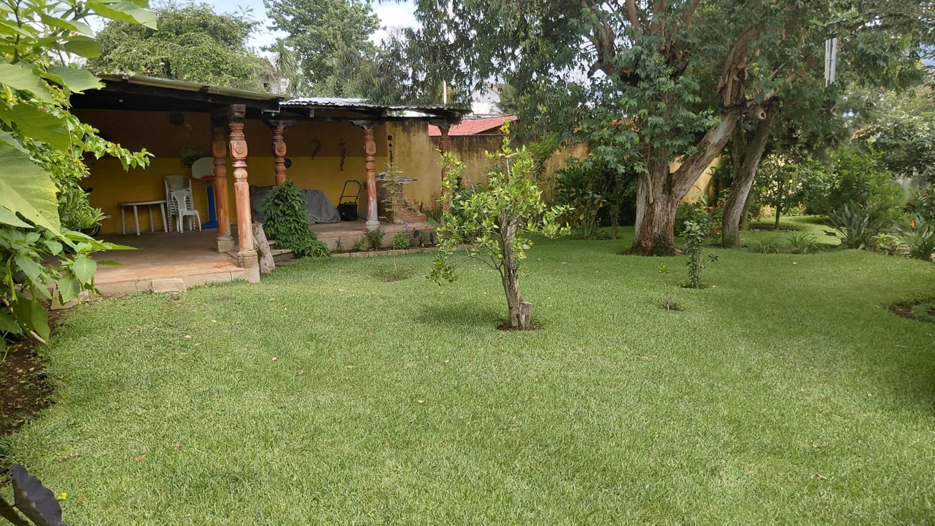 AMPLIA Y ACOGEDORA CASA EN VENTA CON BELLO JARDÍN - Miniatura 4
