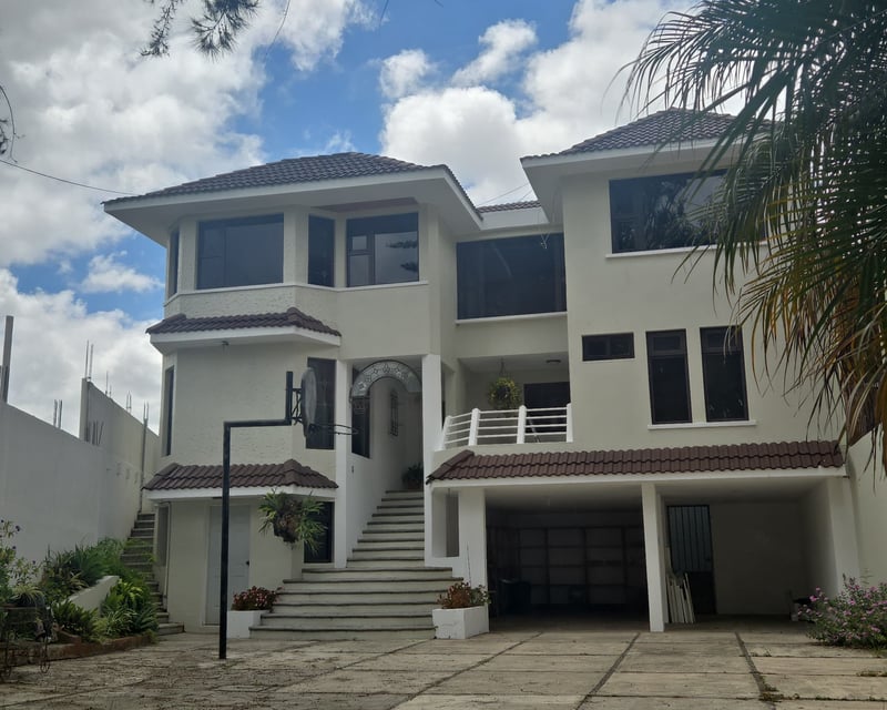 Casa Grande de 4 habitaciones en Renta con excelente vista en zona 16