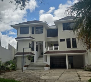 Casa Grande de 4 habitaciones en Renta con excelente vista en zona 16