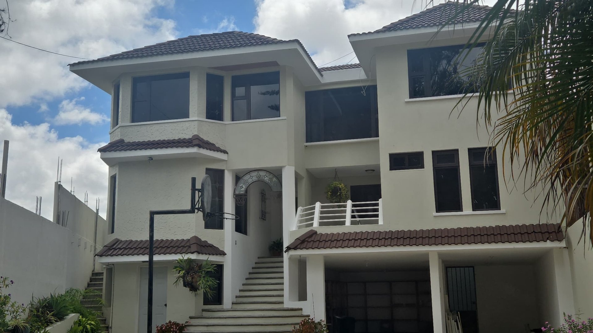 Casa Grande de 4 habitaciones en Renta con excelente vista en zona 16