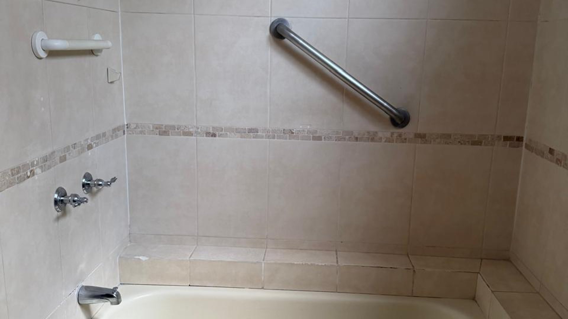 ????APARTAMENTO EN RENTA – 3 HAB + SALA FAMILIAR | BELLAGIO | ZONA 14 - Miniatura 10