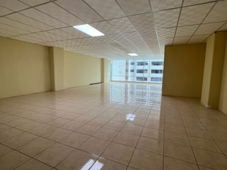 Alquilo Oficina con excelente ubicación en zona 10 - Image 1