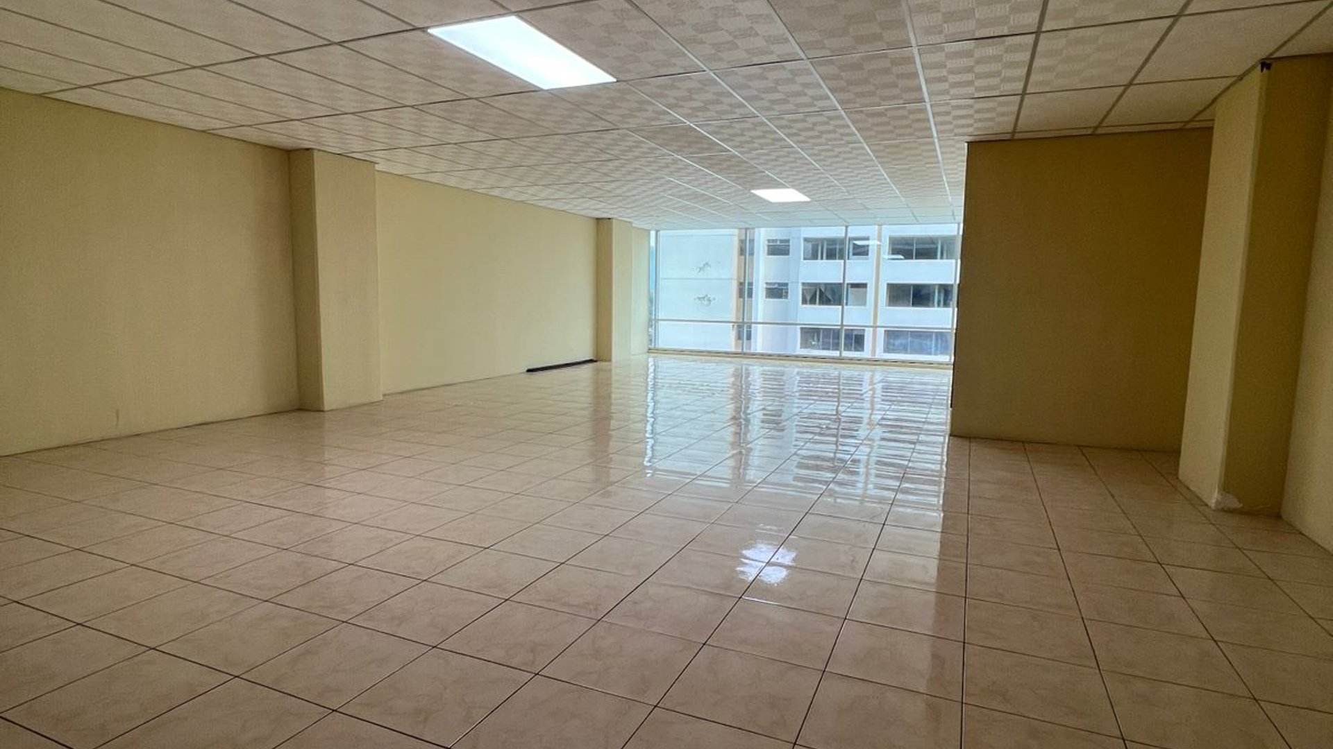 Alquilo Oficina con excelente ubicación en zona 10