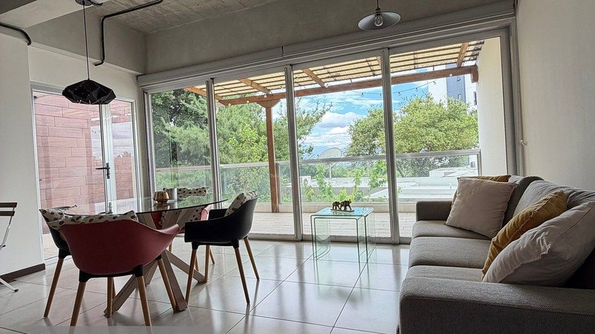 Apartamento amueblado en renta en Zona 15 – Telia | 2 habitaciones con balcón y