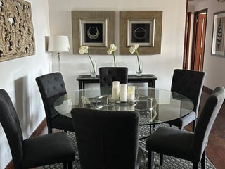 Apartamento Amueblado en Venta en Zona 10 – Nivel Alto con Amplio Balcón - 2