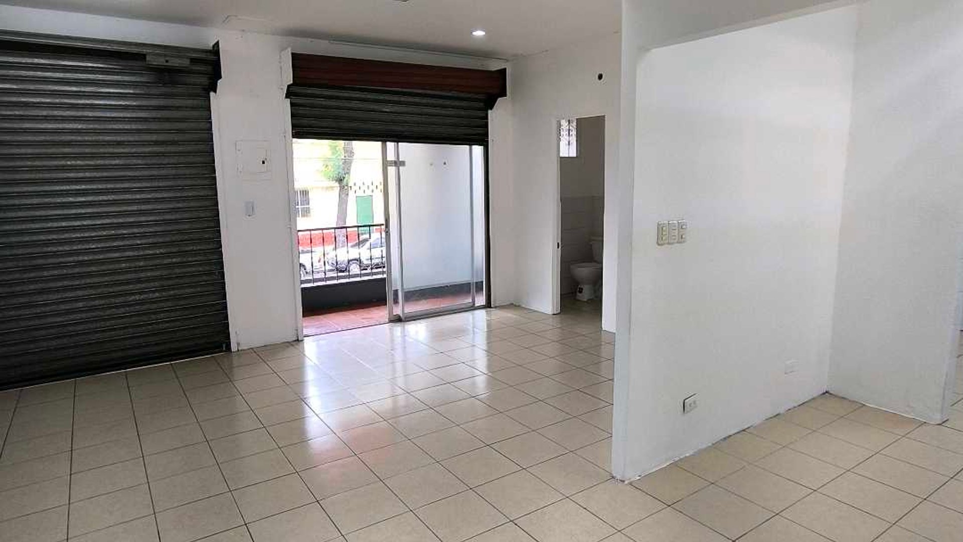 Alquilo Local Comercial en Plaza Utatlan Zona 7 - Miniatura 3