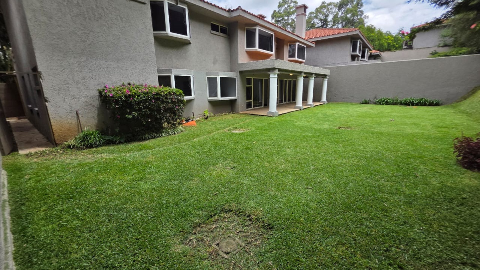 Renta de casa con terraza en KM 13 CAES de 3 habitaciones Ref-5557