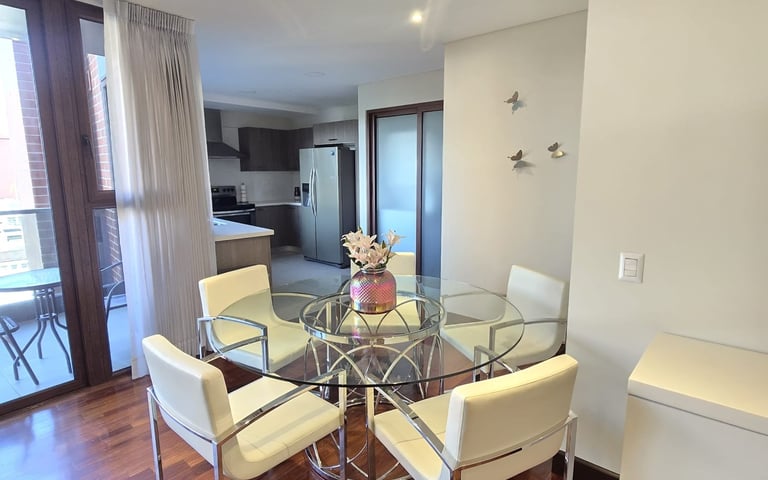 Apartamento en renta zona 14 edificio Santa Inés amueblado 2 habitaciones + 2 parqueos