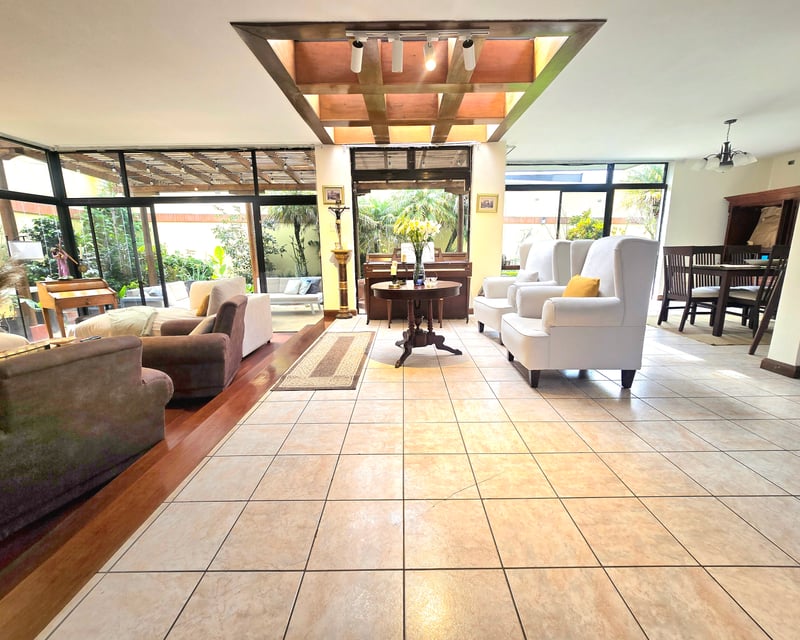 BELLA CASA EN VENTA EN VILA VERDE 1, CON JARDIN GRANDE‼️