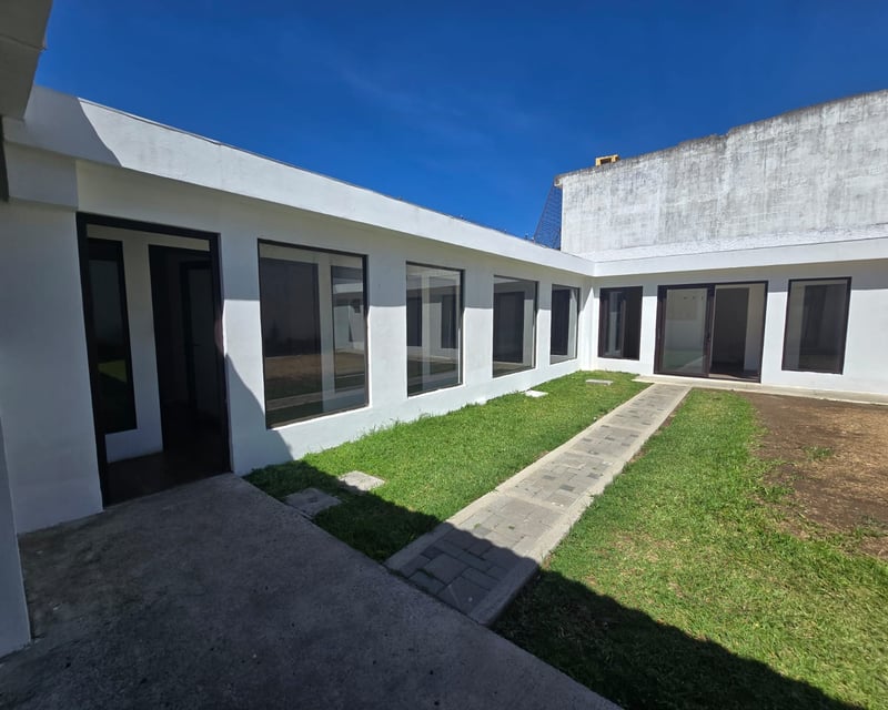 Propiedad ideal para Oficina en el Km.19.7 Carretera a El Salvador | Renta y Venta con 16 parqueos