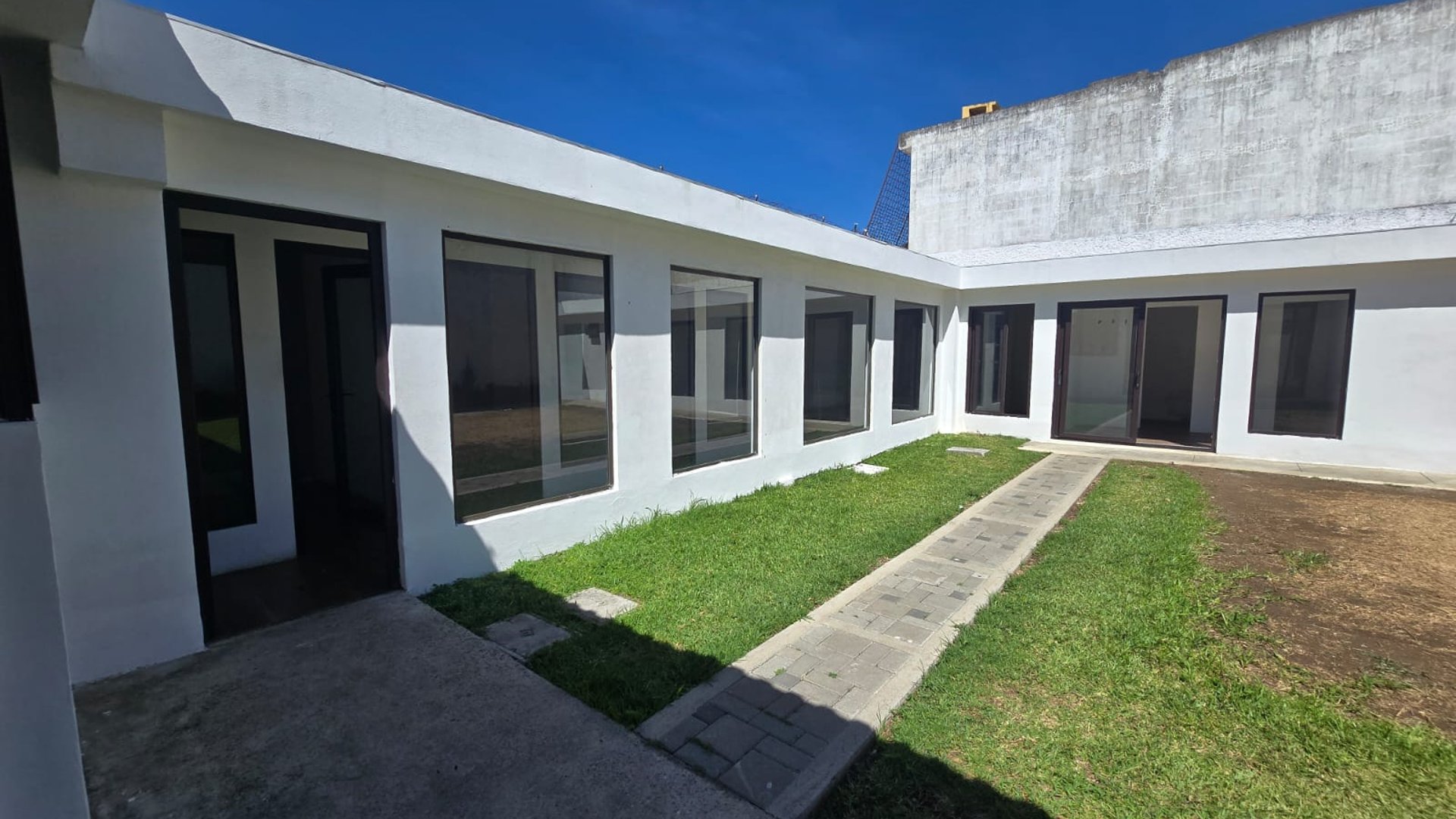 Propiedad ideal para Oficina en el Km.19.7 Carretera a El Salvador | Renta y Venta con 16 parqueos