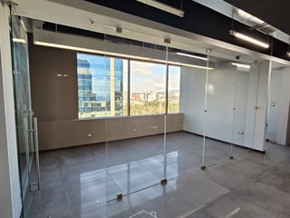 Europlaza, Zona 14 | Oficina en renta | 478 m² en nivel alto - Image 8