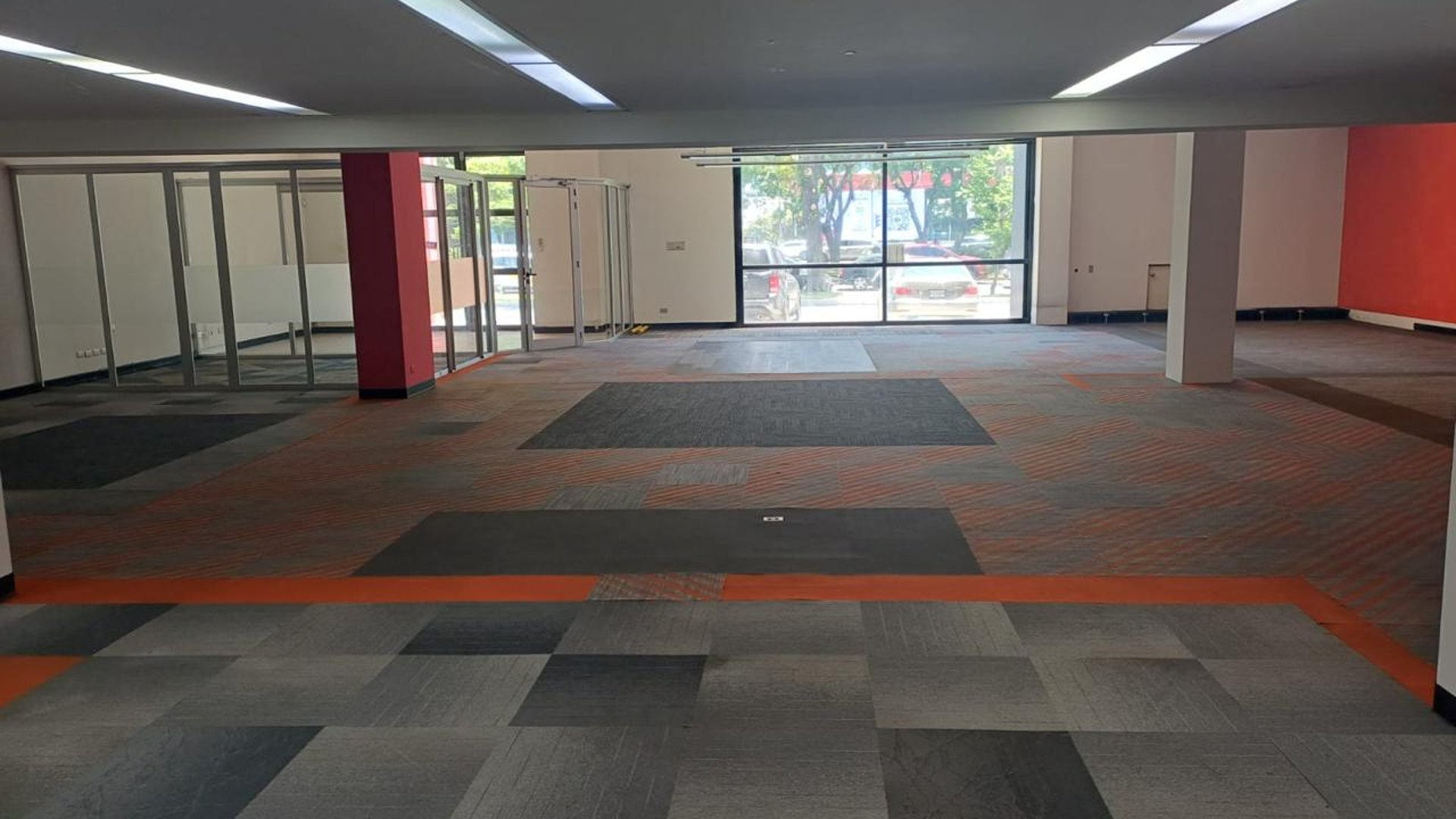 RENTA DE LOCAL COMERCIAL , OFICINAS Y SHOWROOM | ZONA 10 - Image 1