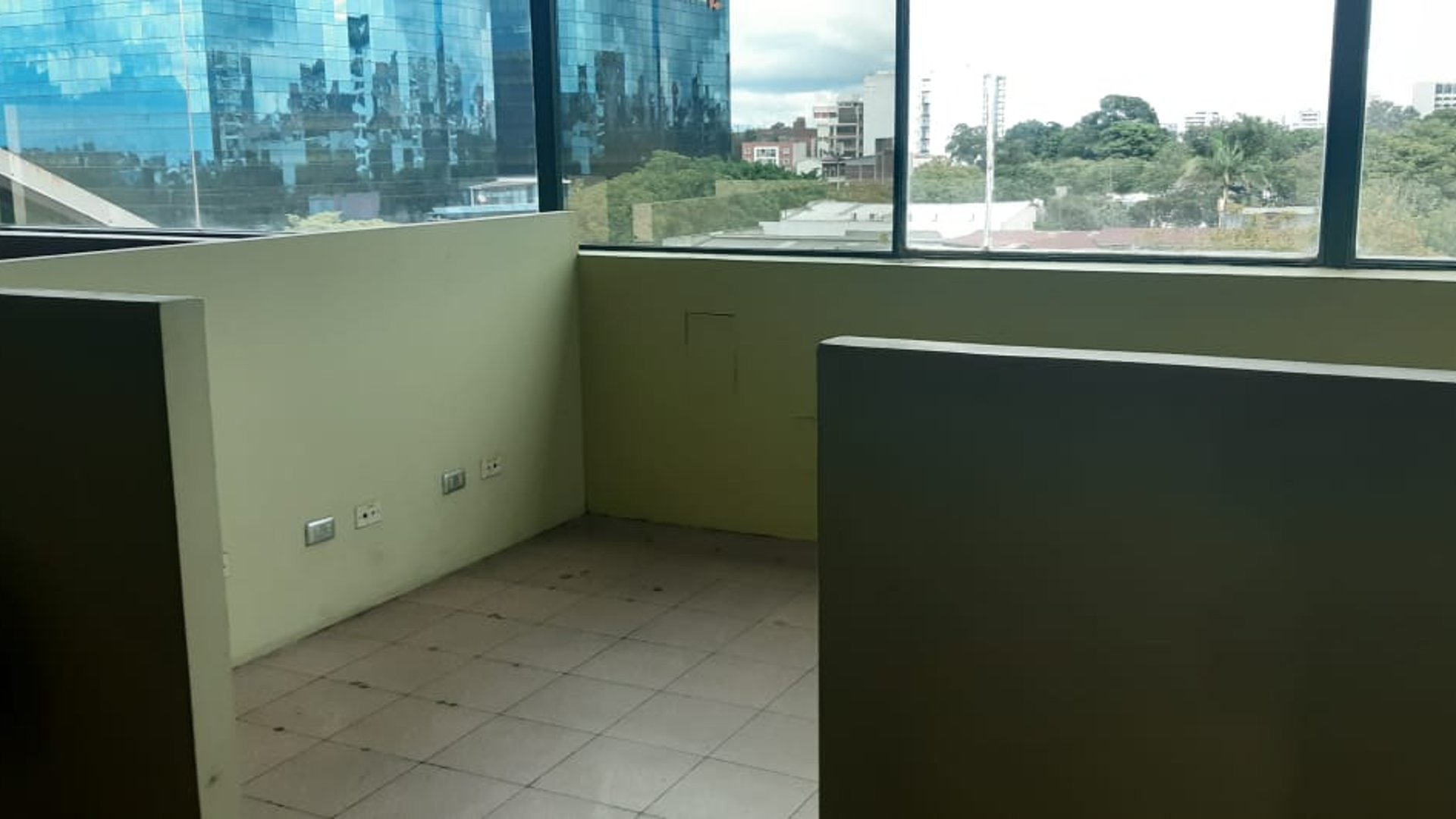 Oficina en Venta Edificio Century Plaza, Zona 13  - Miniatura 4